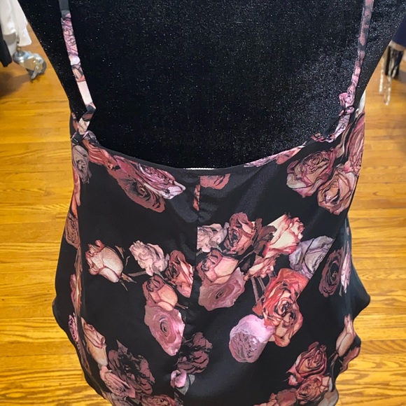 Guess black and flower detail blouse. - Picture 5 of 5